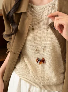 Vue détaillée d'un collier de perles en verre rétro avec un joli pendentif chien sur un mannequin