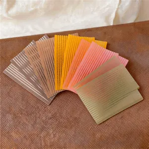Vista dettagliata di vari adesivi colorati in velcro per lo styling della frangia
