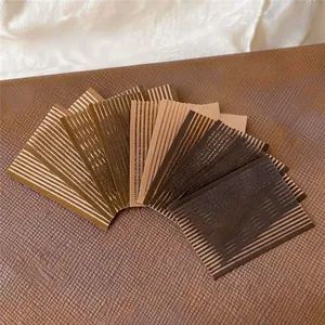 Dettaglio delle mollette adesive a righe in varie tonalità di marrone per capelli