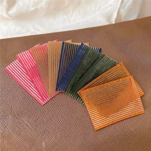 Primo piano di toppe per capelli in velcro rettangolari multicolori con trama