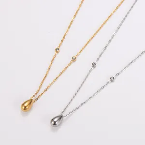 Detailweergave van minimalistische waterdruppel hanger kettingen in goud en zilver