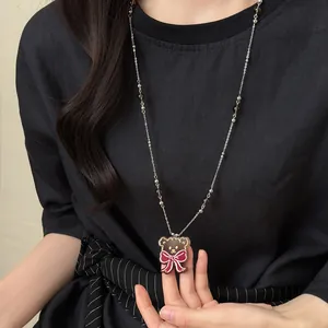 Collana con ciondolo a forma di orsetto con perle di vetro retrò e catena d'argento.