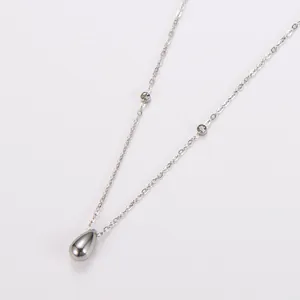 Detailweergave van een zilveren roestvrijstalen ketting met waterdruppelhanger en diamantjes