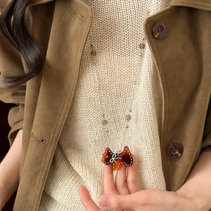 Collana retrò con ciondolo a forma di cane ambrato e perle di vetro da donna