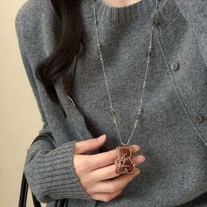 Collana lunga con perline retrò e un simpatico ciondolo a forma di orso che beve tè