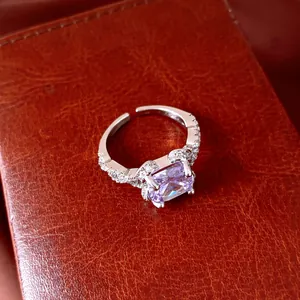 Eleganter Silberring mit großem lila Zirkon und verstellbarem offenem Banddesign.