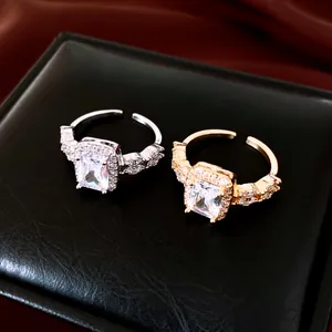 Gros plan élégant de bagues plaquées or et argent 18 carats avec oxydes de zirconium