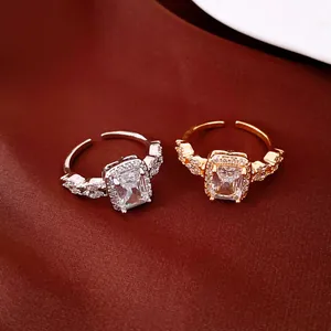 Bague ouverte raffinée plaquée or 18 carats avec un grand oxyde de zirconium carré brillant