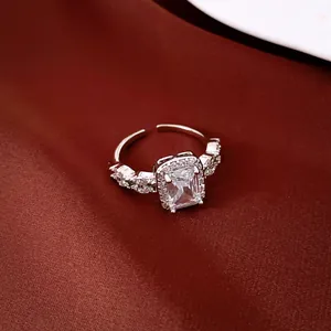 Gros plan détaillé d'une bague dorée à l'or 18 carats avec un zircon carré élégant