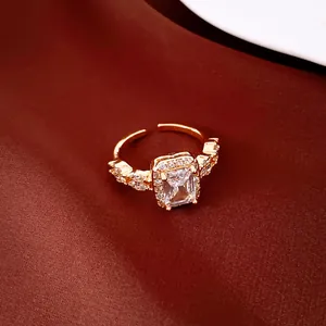 Détail macro d'une élégante bague ouverte plaquée or 18 carats avec zircon taille émeraude.