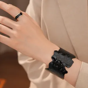 Elegantes schwarzes Tropföl unregelmäßiges geometrisches Manschettenarmband und Ring Set