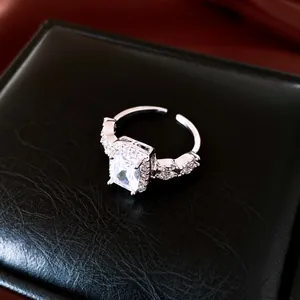 Vue détaillée d'une bague ajustable plaquée or 18k avec une pierre de zircon rectangulaire.