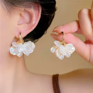 14K Gold Plated Flower Petal Hoop Earrings For Women Elegant Artificial Pearl Huggie Earrings Delicate Fashion Jewelry Accessory