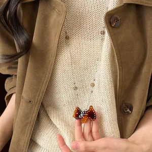 Collier de pull à pendentif petit chien marron pour femme avec une longue chaîne fine
