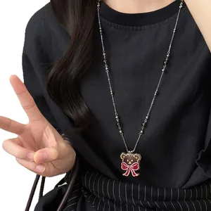 Long collier avec pendentif ours de dessin animé sur mannequin pour tenues automne-hiver