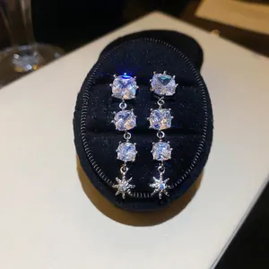 Élégantes boucles d'oreilles étoile en argent avec zircons sur présentoir en velours noir