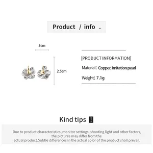 Vue détaillée des boucles d'oreilles pétales avec dimensions 3cm x 2.5cm et matériaux