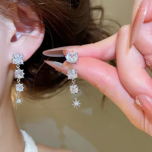 Detailansicht von glitzernden Sternen-Ohrringen aus Silber mit Zirkon-Vierecksteinen