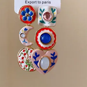 Boucles d'oreilles asymétriques en résine avec motifs floraux et cœurs colorés tendance chic