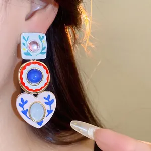 Boucles d'oreilles pendantes asymétriques en résine avec motifs de fleurs et de cœurs