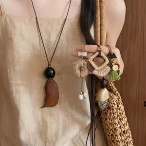 Collier Pendentif Goutte d'Eau en Bois Vintage pour Femmes Style Ethnique Fait Main en Corde de Coton et Lin Bijoux Longue Chaîne