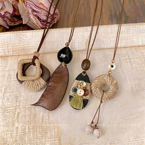 Colliers pendentifs en bois faits main de style ethnique vintage avec détails en corde