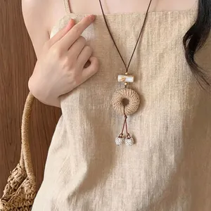 Collier vintage style bohème ethnique avec cercle en jute tissé et pendentif en résine marbré