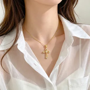 Collier Pendentif Croix Creuse en Acier Inoxydable Minimaliste pour Femmes Chaîne de Clavicule en Strass Micro Pavé Plaqué Or Bijoux
