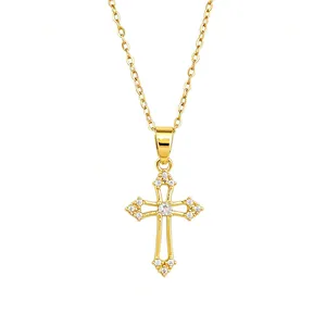 Gros plan détaillé d'un collier croix évidée en acier titane doré orné de cristaux
