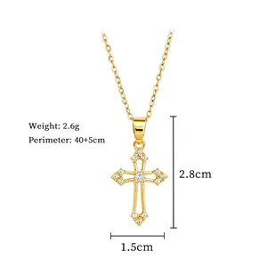 Vue détaillée du collier pendentif croix dorée avec cristaux et dimensions exactes
