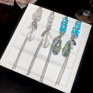 Handgemaakte kristallen kwastjes oorbellen met sprankelende druppelhangers op witte stand