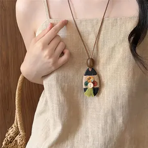 Elegante collana stile etnico retrò con perle di legno e ciondolo nappa decorativo unico