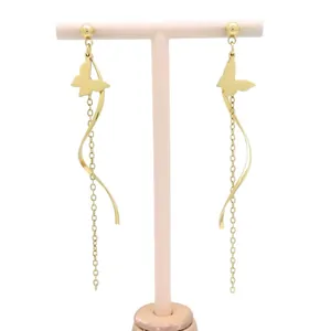 Boucles d'oreilles papillon dorées élégantes avec de longs glands et des lignes tordues