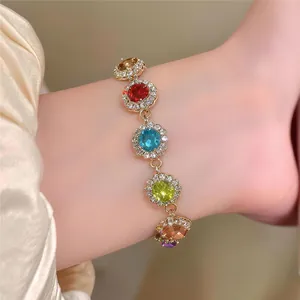 Vue détaillée d'un bracelet géométrique coloré avec des strass brillants pour femmes