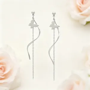 Boucles d'oreilles pendantes papillon en acier inoxydable avec ligne ondulée et glands longs.