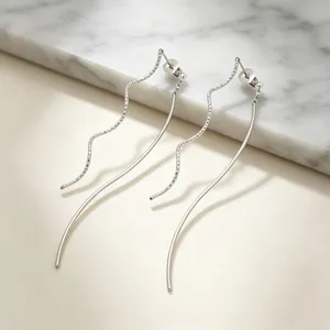 Vue détaillée de boucles d'oreilles pendantes vagues en acier inoxydable argenté