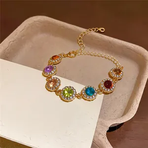 Gros plan d'un bracelet en strass dopamine coloré avec diverses pierres précieuses
