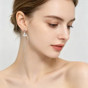 Gros plan sur boucles d'oreilles papillon en acier inoxydable avec longue chaîne