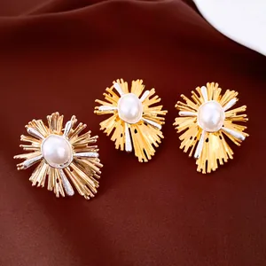 Detailansicht der Vintage-Ohrringe und des Rings mit ovalen Perlen und Blumenmuster
