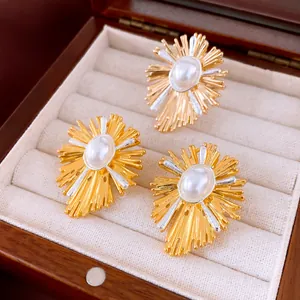 Detailansicht eleganter Vintage-Perlenblumenohrringe und Ringset in einer Holzkiste.