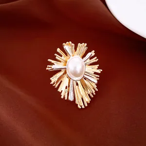 Makroansicht eines Vintage-Sonnenblumenrings mit einer eleganten ovalen Perle