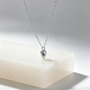 Nahaufnahme einer minimalistischen Edelstahlkette mit Rosenknospenanhänger in Silber