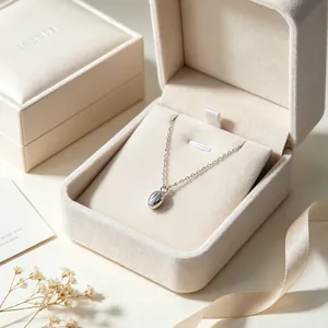 Nahaufnahme einer minimalistischen Silberkette in einer beige Samt-Geschenkbox