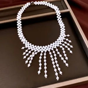Elegante parelketting met kwastjes in vintage-stijl op een sieradendienblad gepresenteerd