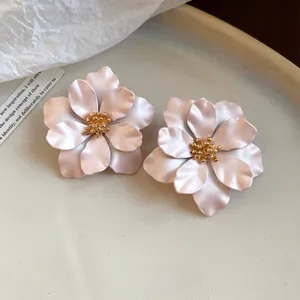 Nahaufnahme der rosa Blumen-Ohrstecker mit eleganten goldenen Staubblatt-Mitten