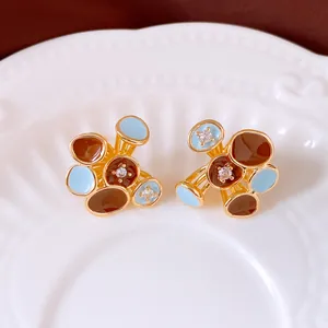 Macro-detailweergave van bloemoorbellen met bruin en blauw emaille en zirkon-accent