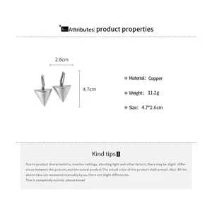 Zilveren metalen driehoekige hangers met afmetingen en materiaalspecificaties.