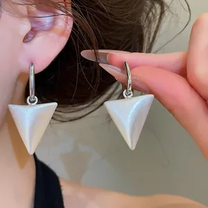 Elegante zilveren metalen oorringen met witte iriserende driehoekige hangers voor dames