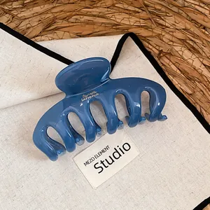 Nahaufnahme einer nebelblauen Acryl-Haarklammer im minimalistischen Haarschmuck-Design