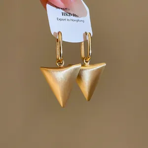 Elegante gouden geometrische driehoek oorhangers met een moderne matte afwerking